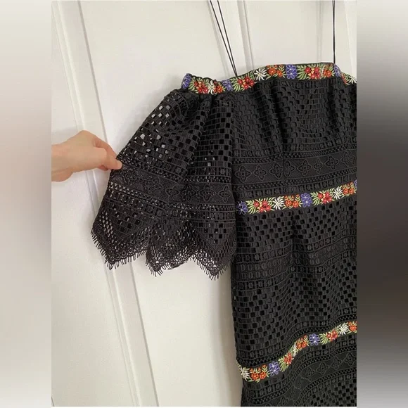 NEW Carolina Herrera Off-the-shoulder Lace Gown Black Carolina Herrera Gown - Picture 5 of 9